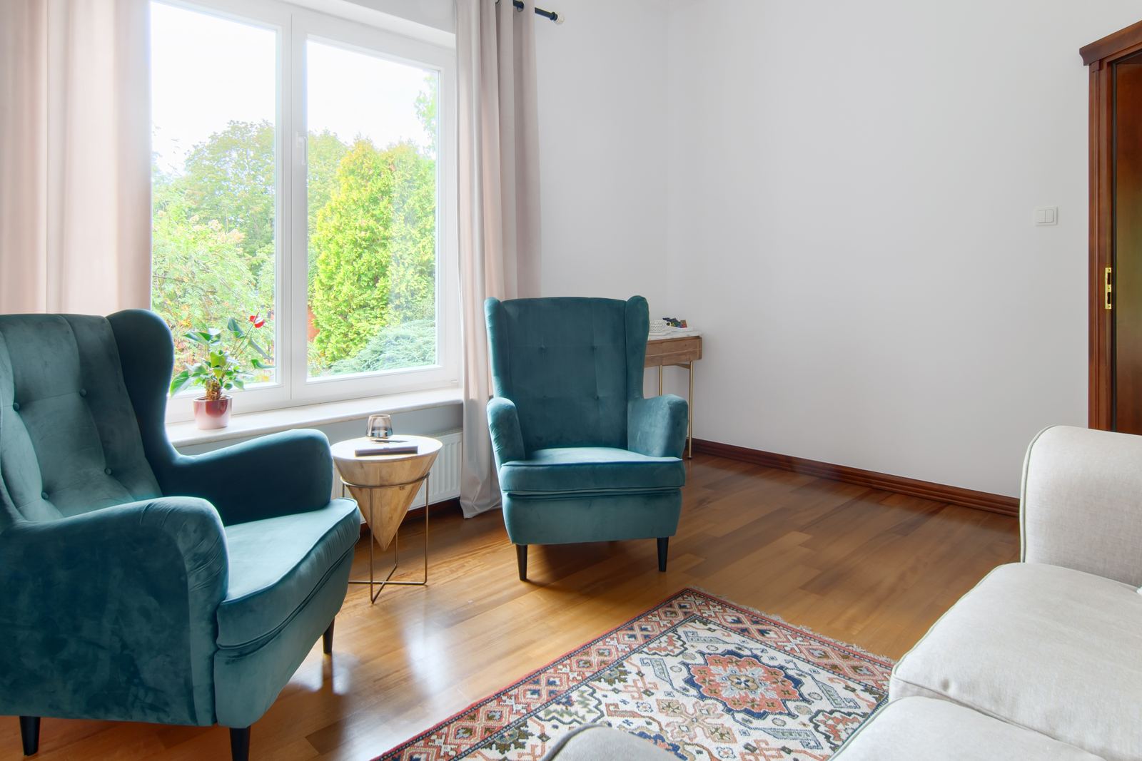 zielone fotele widok na furtke